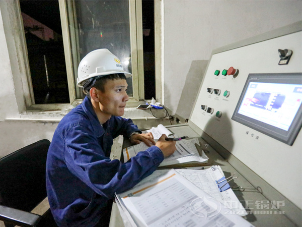 中正服務人員在鍋爐房忙碌至深夜